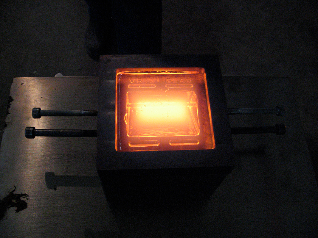 Titel: Byggstenar av gjutet glas med optiskt fenomen f&ouml;r &ouml;kat och riktat ljusinsl&auml;pp. Tillverkare: VRIJ GLAS Foundation, Amsterdam, Holland M&aring;tt: 12 x 12 x 12 cm Foto: Anna Carlgren