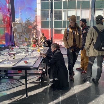 Bes&ouml;kare p&aring; utst&auml;llningen