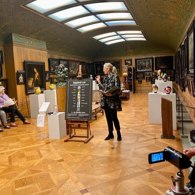 Kurator och utst&auml;llare Jeanette Karsten presenterar utst&auml;llningen