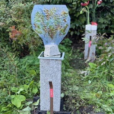 Ulla Hultberg "Höst”  detalj   Genom glasets genomskinlighet fångar jag naturens färger, skiftningar och ljus.  Naturens bridge är ett naturligt tema för mig. Motiv som som vatten, landskap och växlighet fascinerar. Teknik Glasfusing eller glas gjutning format i glasugn. Oftast arbetar jag med vanligt fönsterglas, färgpigment och glaskross. Genom att bearbeta underlaget får jag fram strukturer.