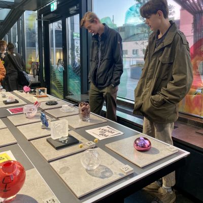 Bes&ouml;kare p&aring; utst&auml;llningen