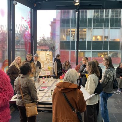 Bes&ouml;kare p&aring; utst&auml;llningen