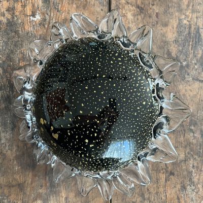 Liselotte Björnholt Henriksen  Från Lusternas trädgård,  Låt oss kasta fröbomber i olika stadsdelar!  Lustens trädgård är något som måste integreras i våra samhällen snarare än att se den som en isolerad idyll.  Friblåst glas med underfång och påklipp i den varma processen i hyttan.