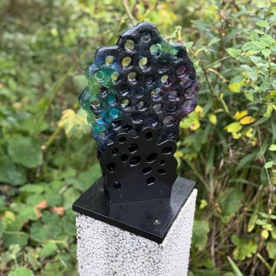 Anna Eggert - Verket  ”Algae growth ” är ugnsgjutet av återvunnet glas i flera färger.  Algerna spelar en central roll i livets utveckling och fotosyntesens uppkomst som ledde till syresättningen av jordens atmosfär och är en förutsättning/bro till nästan allt liv på jorden.