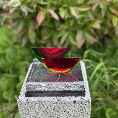 Vattenmelonskiva, Utställningsföremålet är en relik ifrån vårt sista årtusende. Den är utförd i kadmium- och  selenhaltig röd genomfärgad  glas.  Idag finns det inga möjligheter att tillverkar dessa massor i Sverige . Kadmium är bannlyst för naturen skull ,  men kan det göras  meloner i  en röd massa av koppar som är lika fint !