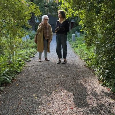 Inger Möller & Liselotte Henriksen i allén